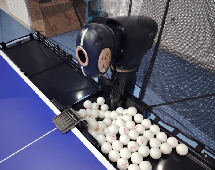 

Автоматическая установка мячей для настольного тенниса с интеллектуальной программой и голосовым управлением для тренировок