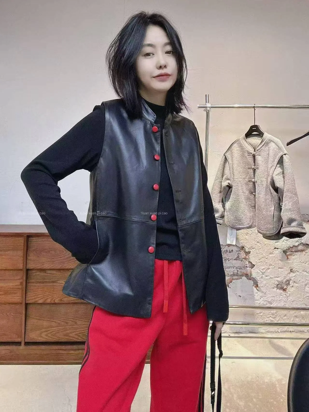 

Новая женская кожаная жилетка 2025 года: модная, приталенная, без рукавов, из овчины, для повседневной носки и офиса