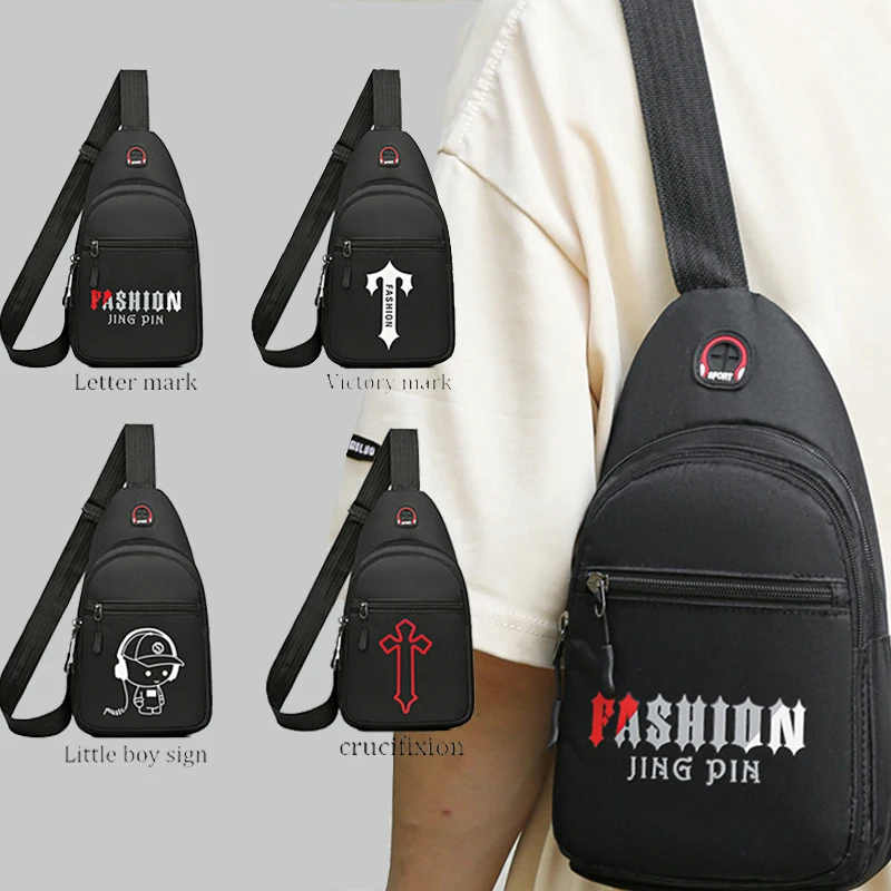 

Мужчина носить повседневную спортивную дорожную сумку через плечо на груди. Сумка имеет два слоя и это сумка через плечо.