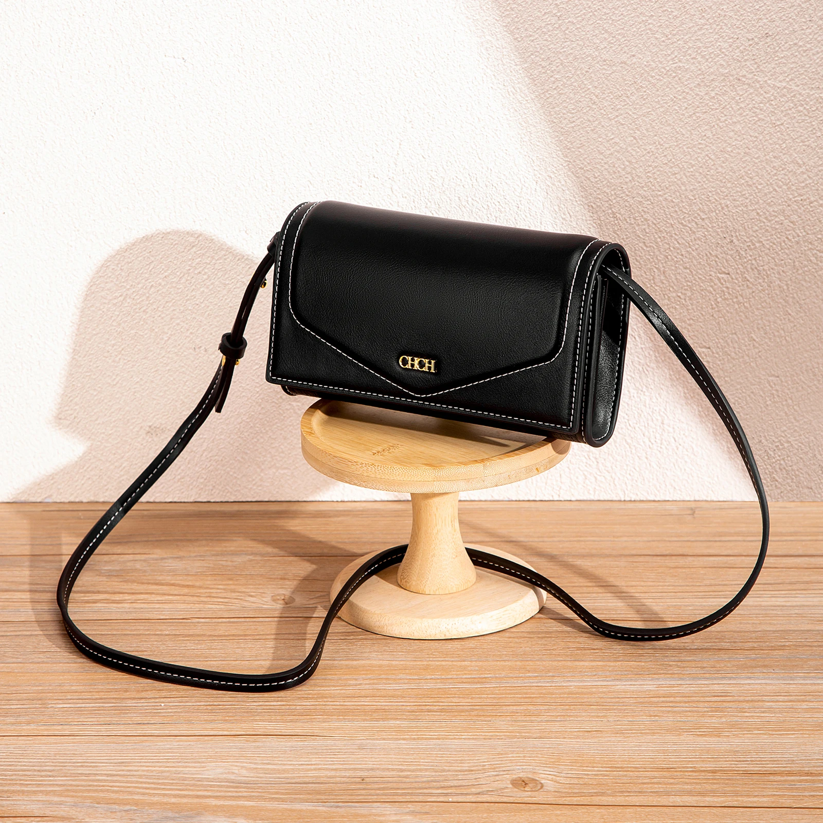 الكلاسيكية المرأة 2025 الخريف بلون بسيط جديد واحد الكتف حقيبة كروسبودي مشبك مغناطيسي للطي حقيبة مربعة صغيرة