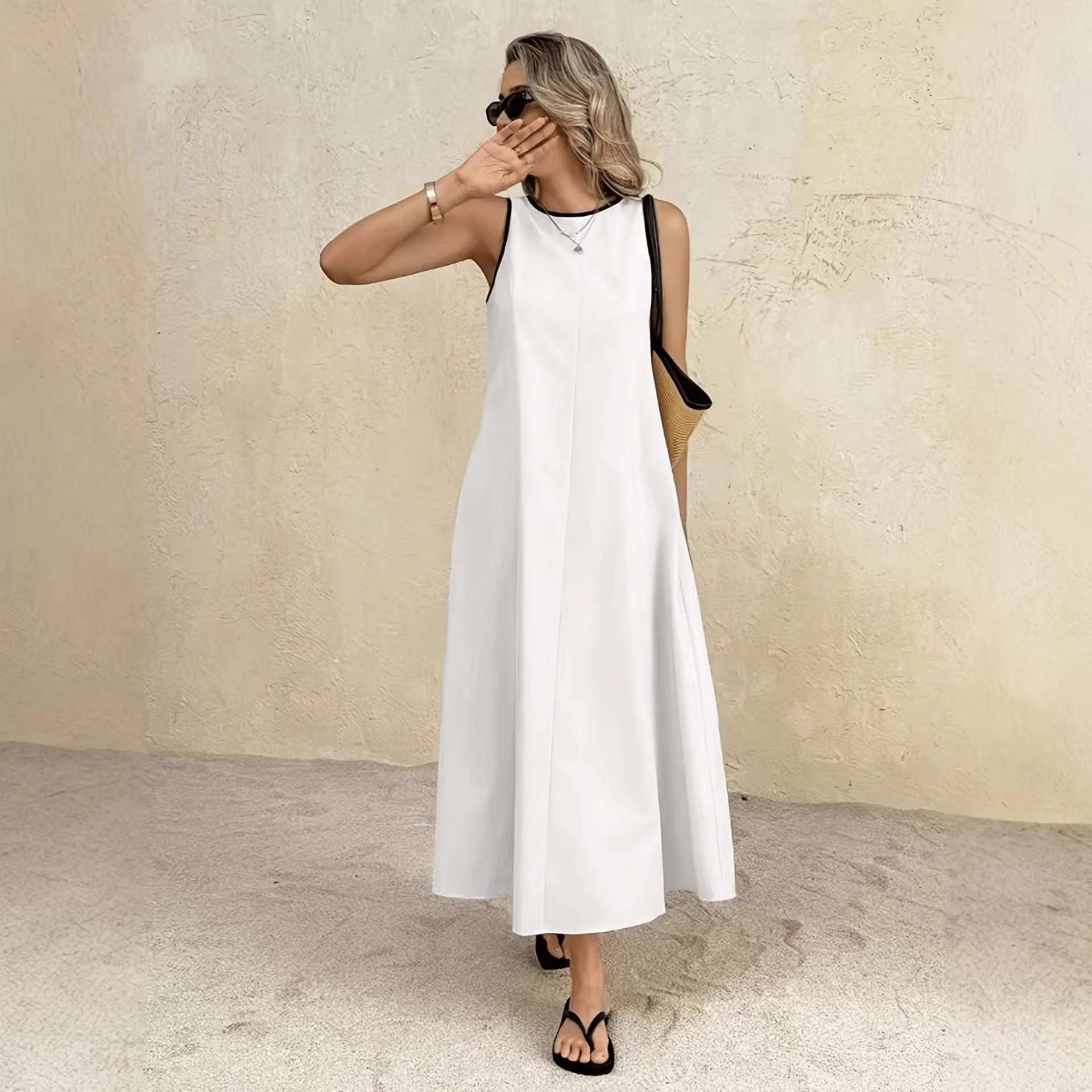 Sommerliches, ärmelloses, weißes A-Linien-Maxikleid für Damen mit farbigen Kanten, locker und figurschmeichelnd, lässiges Urlaubs- und Strandkleid