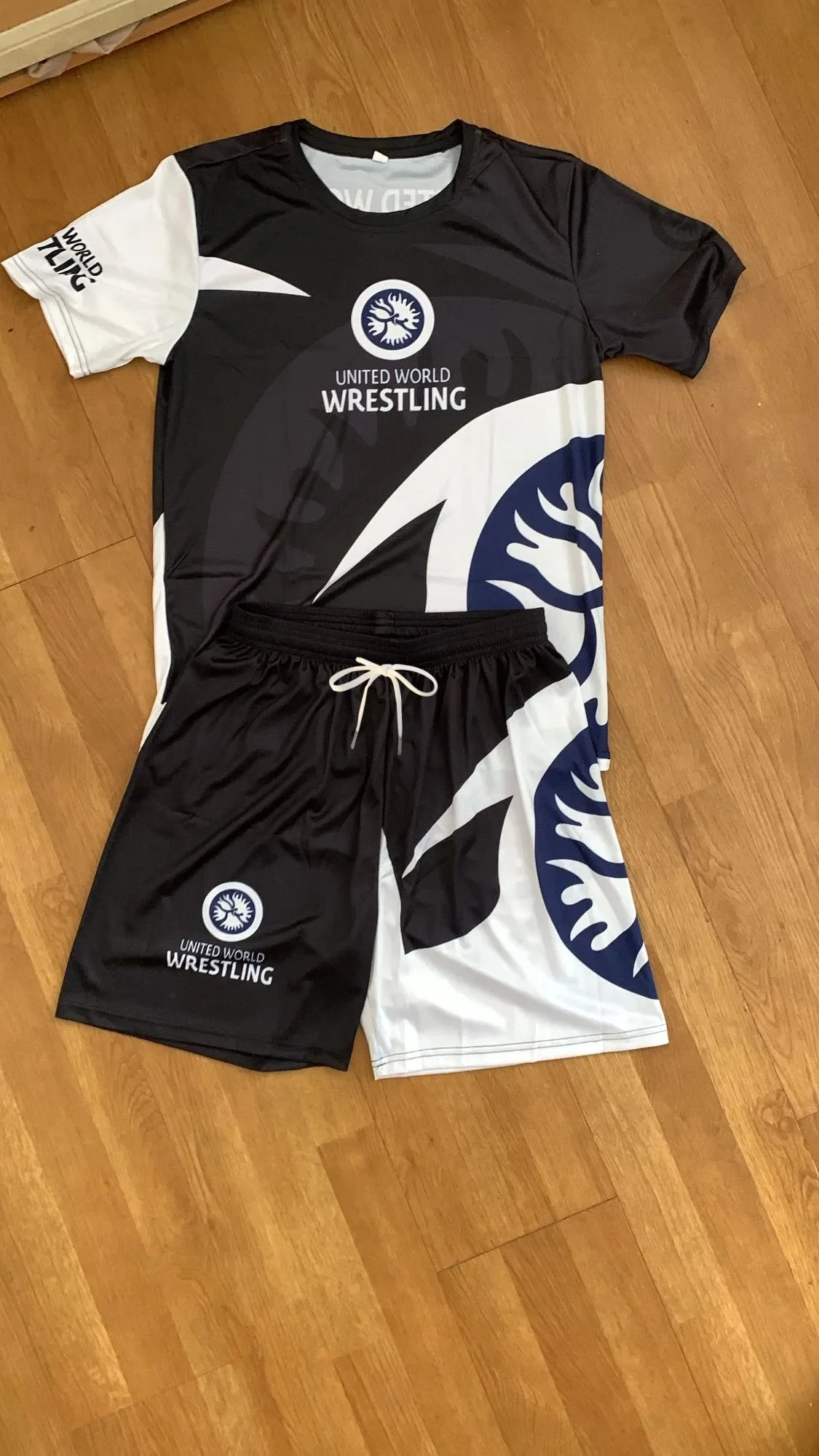 Image of 2026 Neue Herren-Wrestling-Team-Sportbekleidung Erwachsene/Kinder T-Shirt und Shorts Set für Fitness-Workout Leicht und Feuchtigkeitsableitend