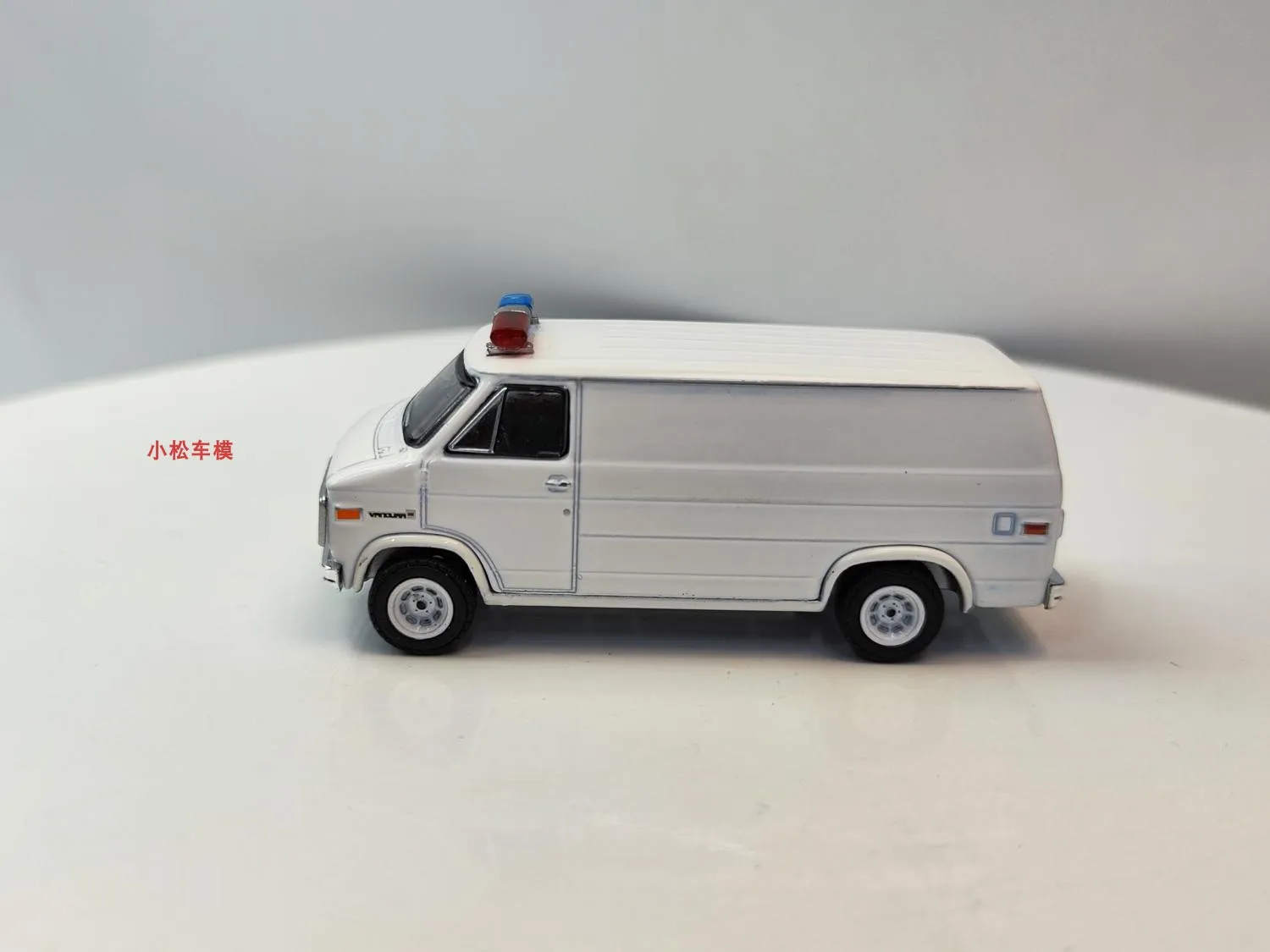 

GreenLight 1:64 Олимпийская полицейская машина GMC VANDURA