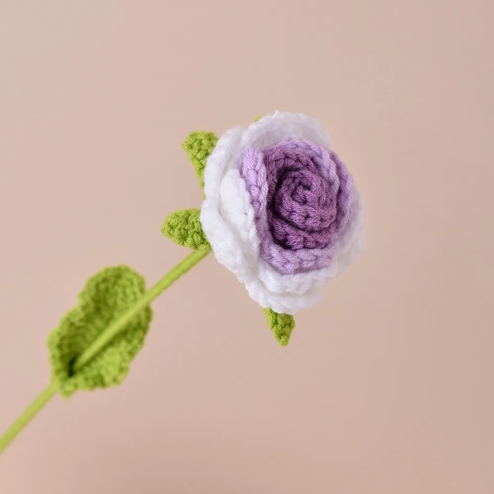 Fertige Strickrose, handgefertigt, Farbverlauf, geflochtene Kunstblumen, gewebt, Tischdekoration, Häkelstrauß, Dekoration, Urlaubsgeschenke