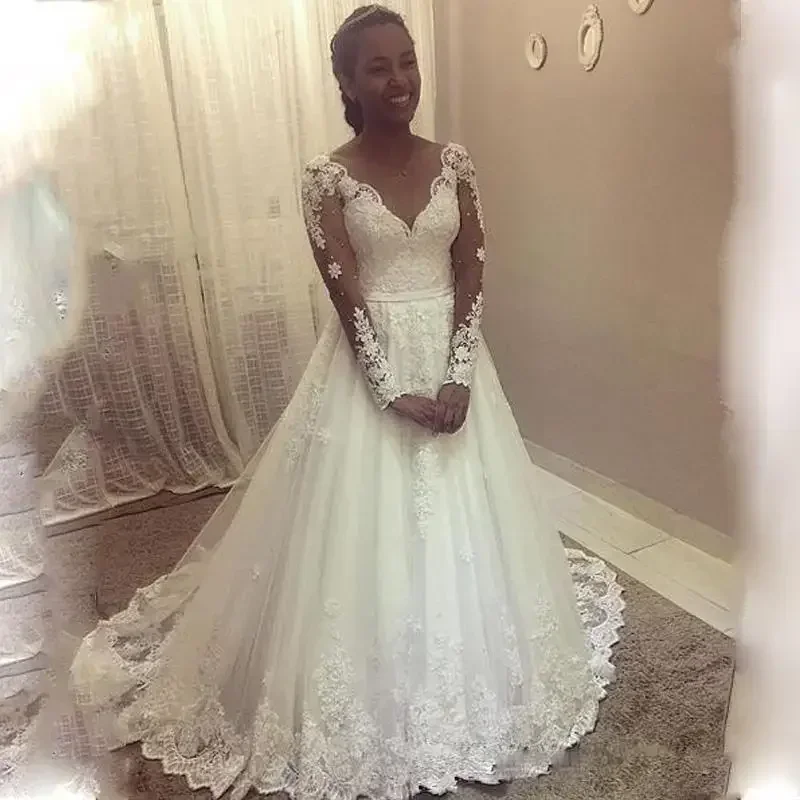 Vestidos de novia de una línea con cuello en V completos personalizados Mangas largas Tren de barrido Vestidos de novia de playa de encaje