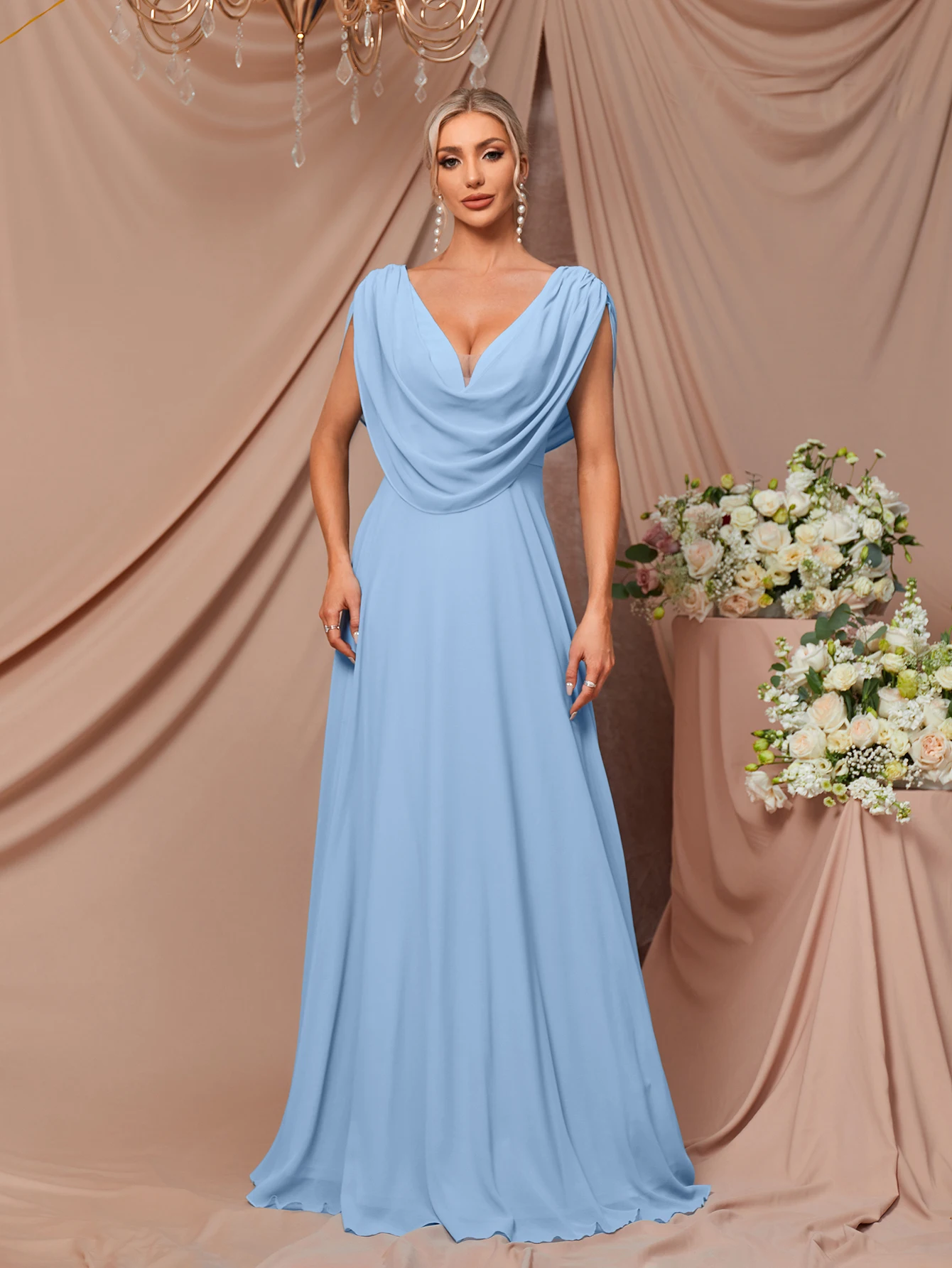 

Небесно-голубое платье с V-образным вырезом