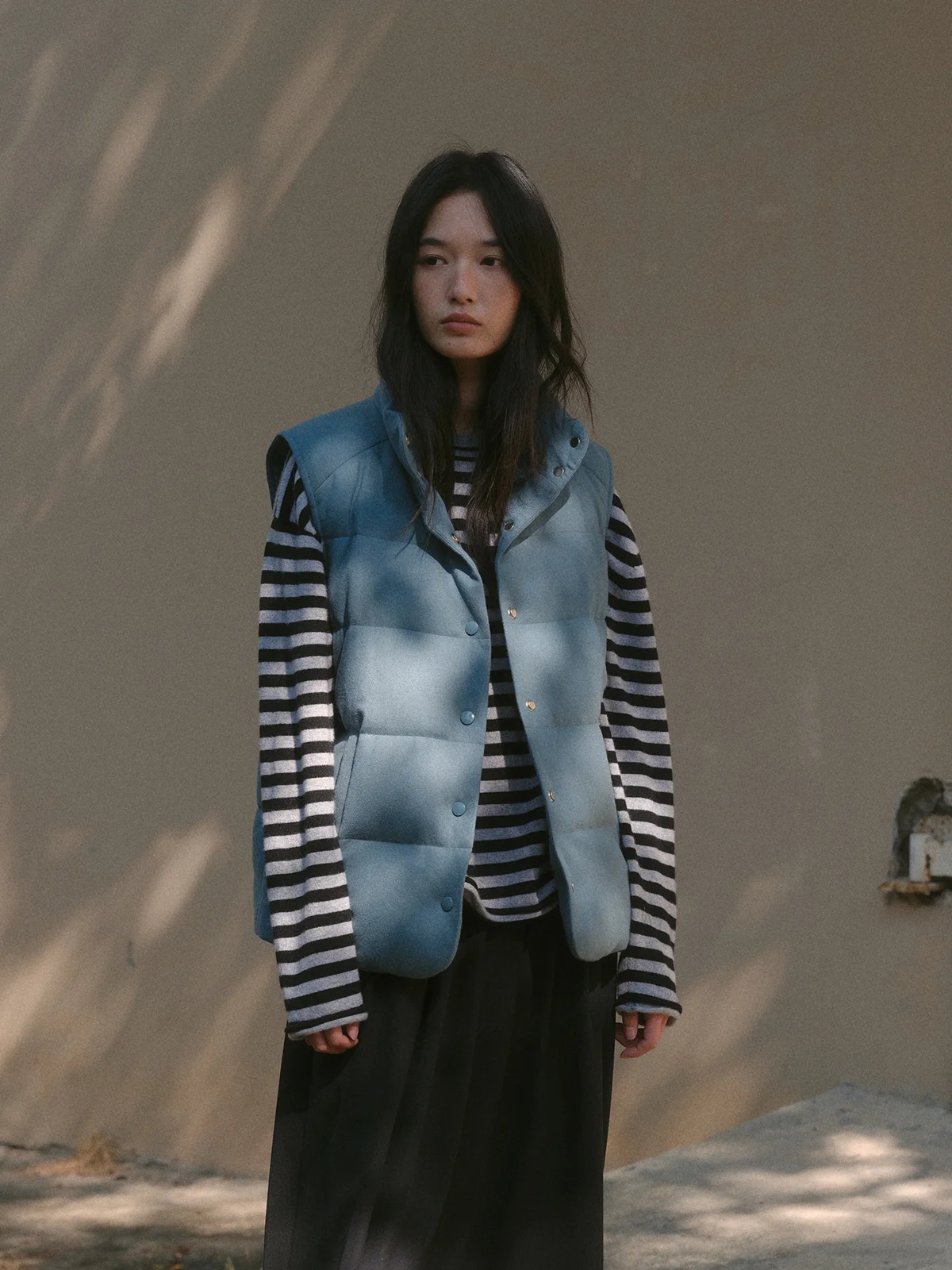 

Утепленный шерстяной жилет-пуховик Initial Earings с наполнителем из 95% белого гусиного пуха (800 Fill Power), повседневный, утолщенный, шерстяной.