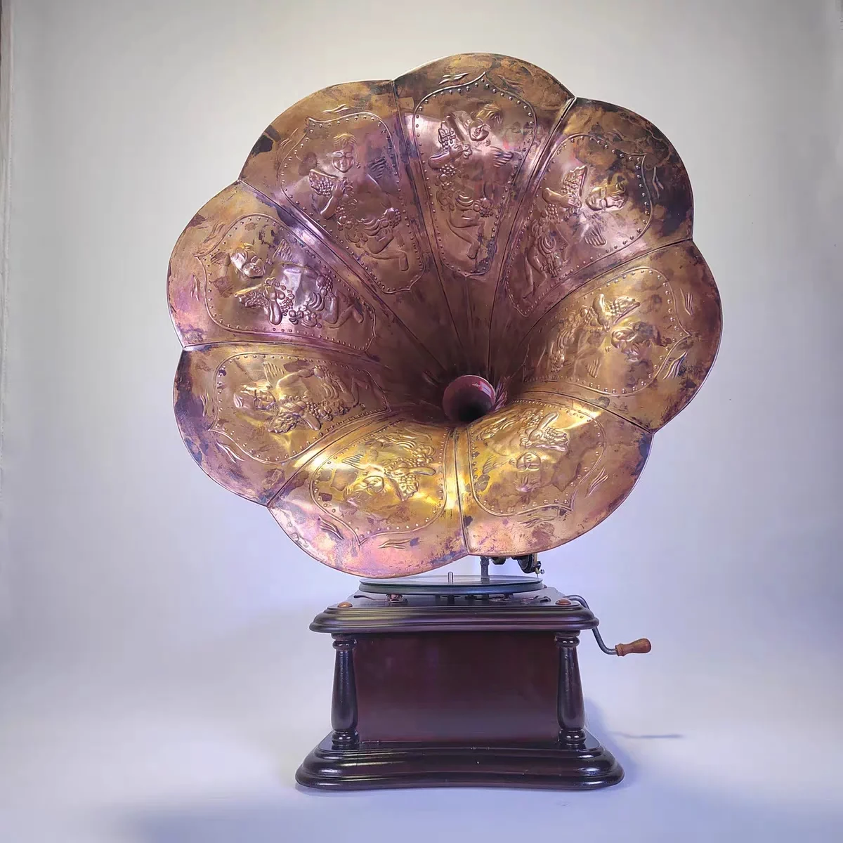 78 turntable, copper big horn phonograph clockwork power, retro shape can be used to send records
