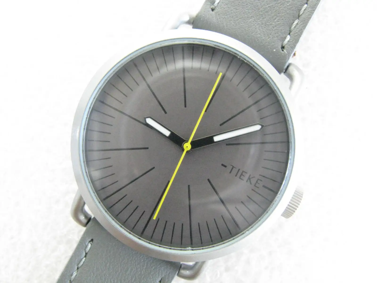 [Balance second hand! Frosted steel case! Grey black green] TIEKE quartz men's watch