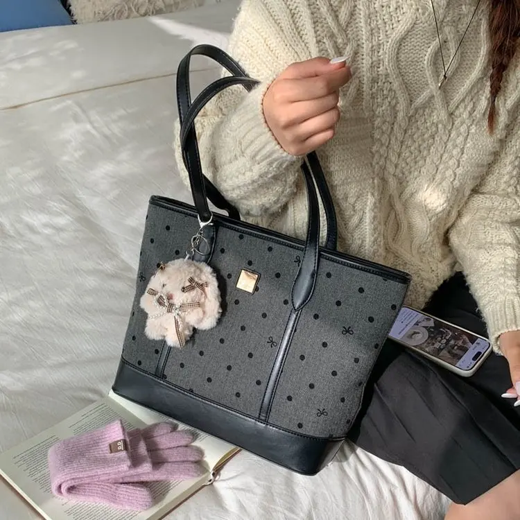 

Новинка 2025 года, чрезвычайно просторная большая сумка для женщин, универсальный кошелек на плечо, сумка большой вместимости, вместительная и очень практичная. ​