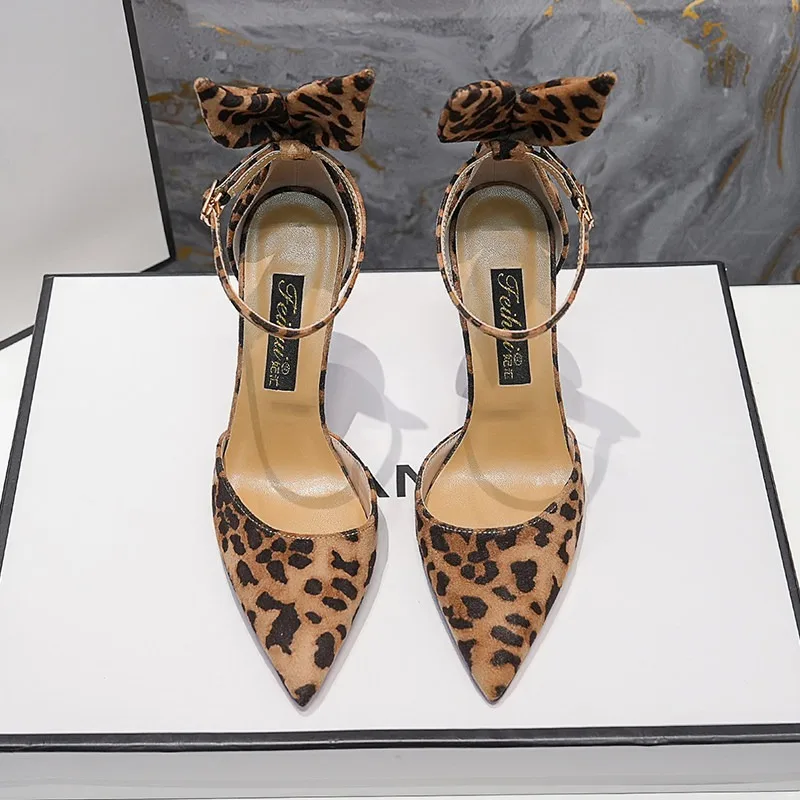 

Новые замшевые туфли на высоком каблуке с тонким каблуком, острым носком, сексуальным леопардовым принтом, полым носком и босоножками на одном ремешке.