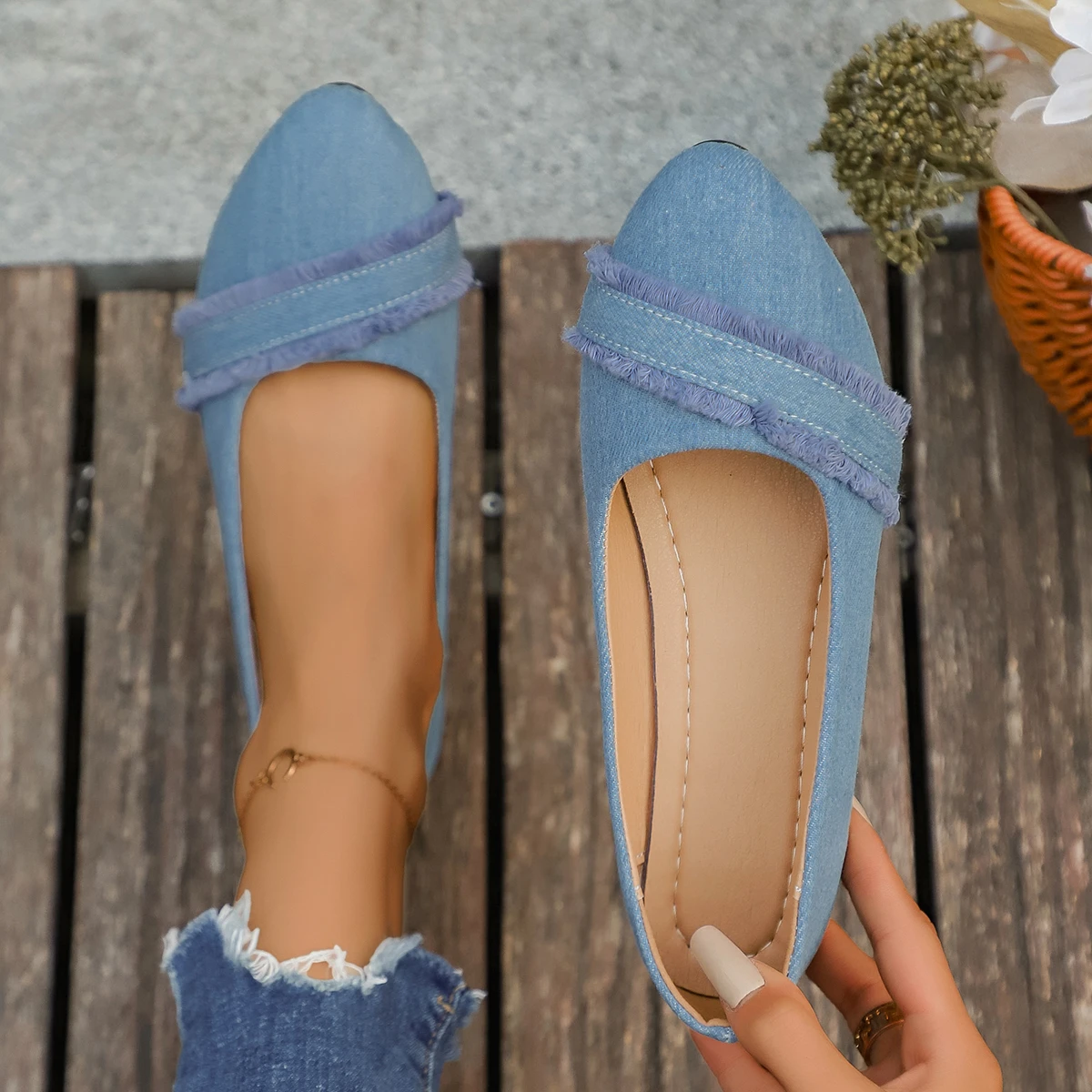 أحذية بدون كعب للسيدات لصيف 2025 مريحة مسطحة للخروج أحذية مسطحة بمقدمة مدببة أحذية رياضية فاخرة أنيقة غير رسمية مضادة للانزلاق للنساء