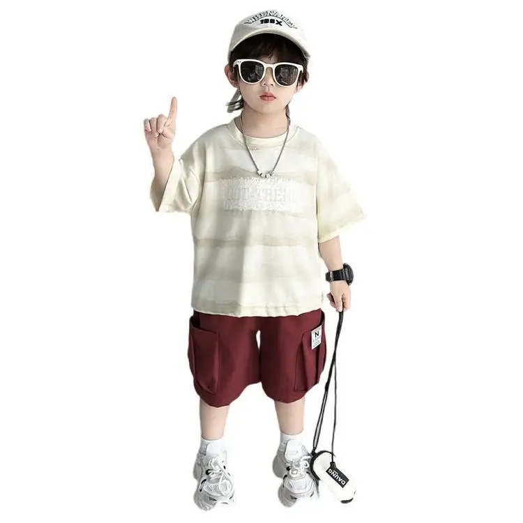 

Модный летний комплект для мальчиков 2026: свободная футболка и шорты карго, стильный повседневный комплект из двух предметов для подростков