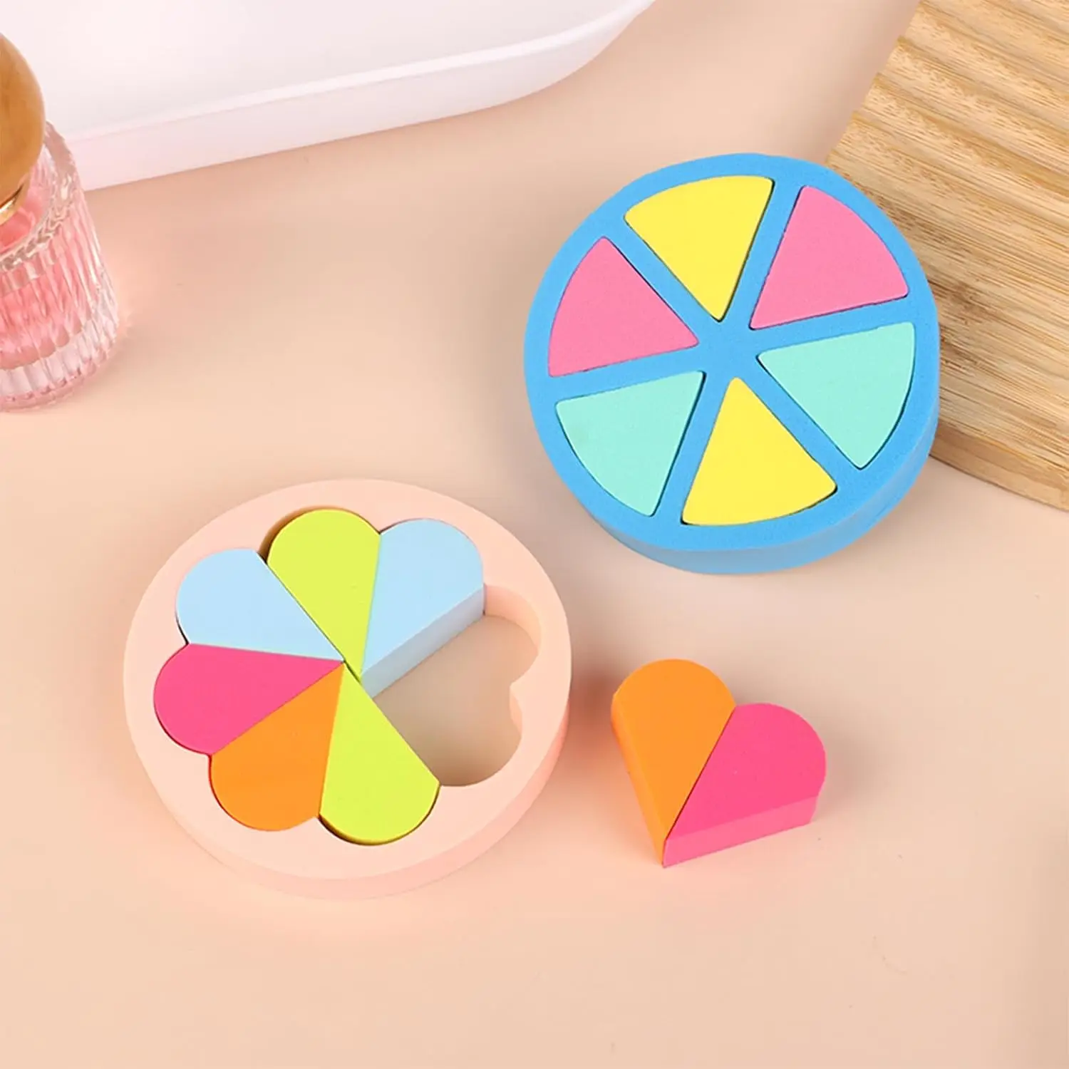 8 قطع من أسافين أدوات توزيع المكياج الصغيرة، إسفنجة مكياج مثلثة لكريم الأساس