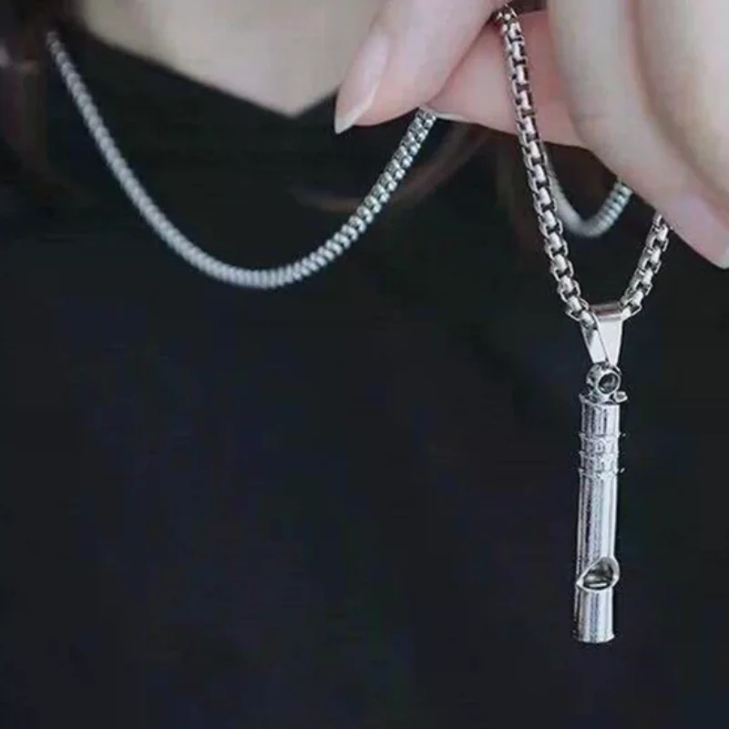 Collana con fischietto punk in acciaio inossidabile con ciondolo, fischietto di sopravvivenza di emergenza, collane da campeggio per escursioni all'aperto