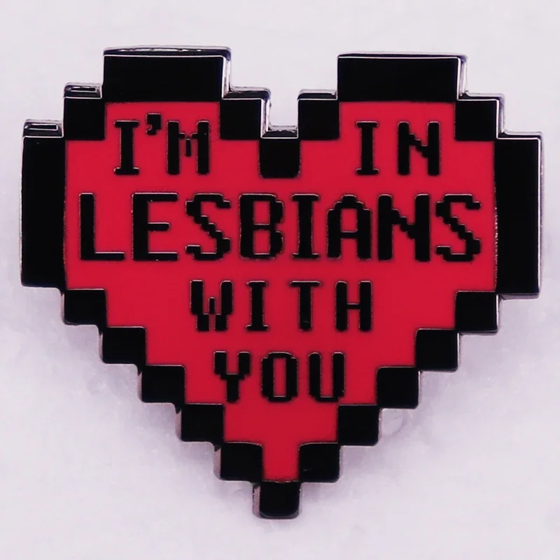 Estoy en lesbianas con ti, insignia con citas divertidas de los peregrinos Scott, corazón rojo, amor, esmalte duro, Pin, joyería de película Meme