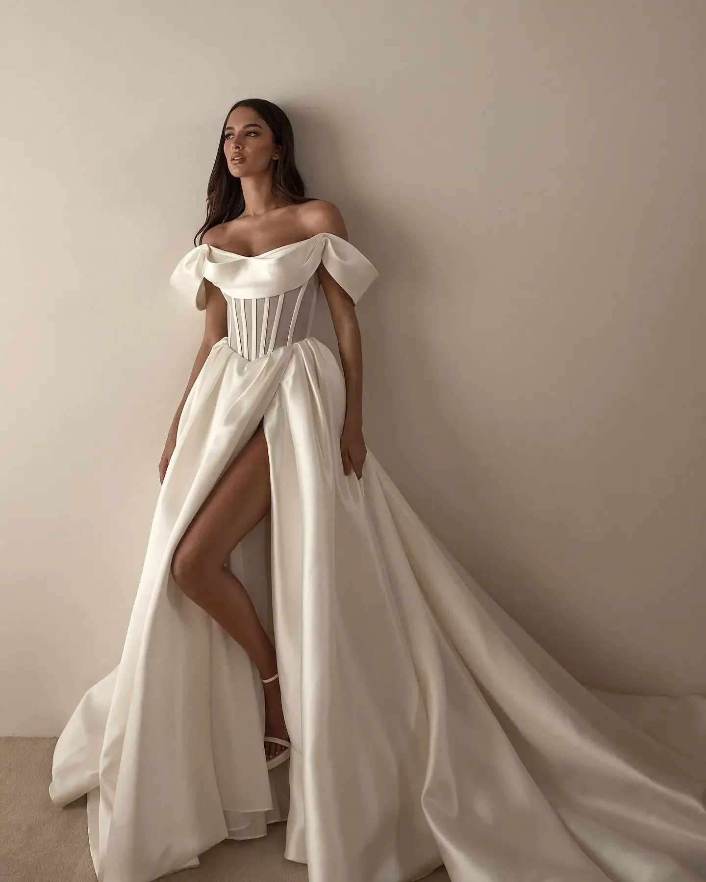 

Fnoexw Modern Off The Shoulder Pleat Satin A Line Slit Wedding Dresses Side Slit Sweep Train Custom Made 2024 Rode De Noiva