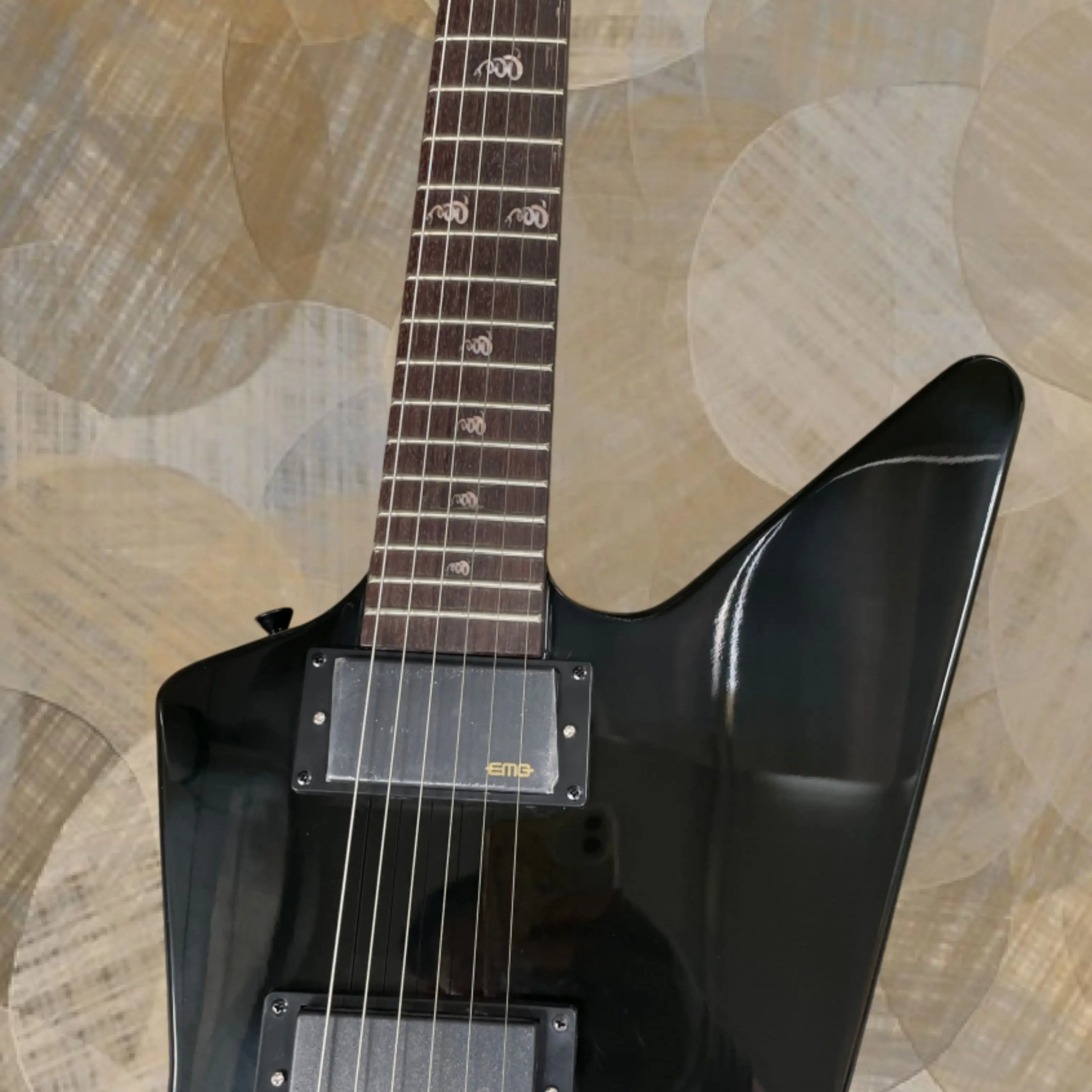 Bright Black Electric Guitar, Sharp Angular Body, Full Black Hardware Guitars, Precision Crafted for Live Performance Guitarra