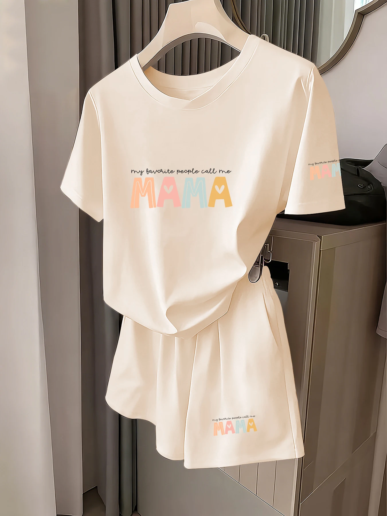 

Gentle Motherly Love Style Mama Colorful Letter Print Short Sleeve Set for Women, Loose Fit Slimming Elegant Casual Fashion Versatile T-Shirt and Shorts Two-Piece Set for Daily Outings, Women's Clothing