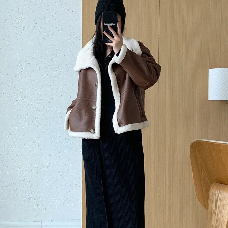 Nowa damska kurtka PU na jesień/zimę 2025, elegancka kurtka z wysokim kołnierzem i futerkiem jagnięcym.