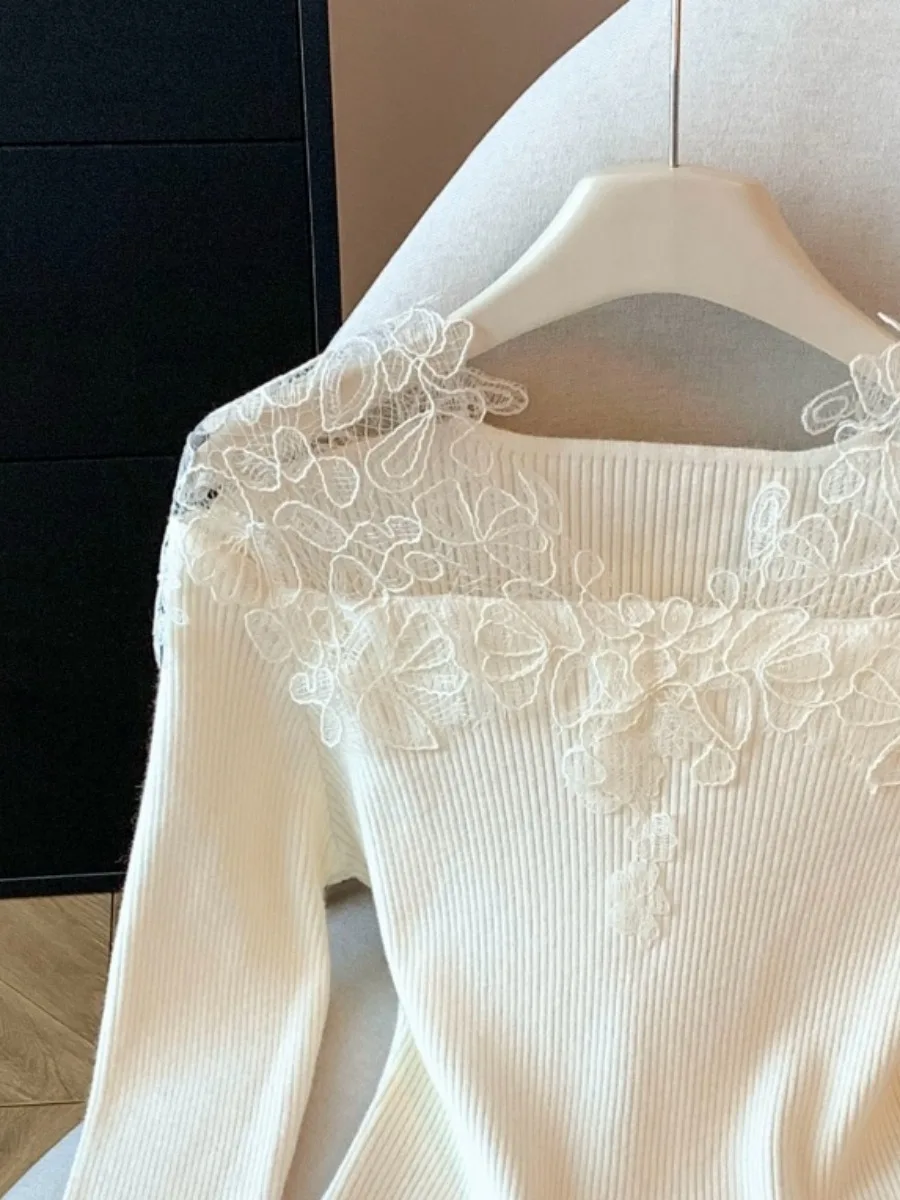 เสื้อไหมพรมถักแบบเปิดไหล่ข้างเดียว แต่งผ้าลูกไม้เนื้อนุ่ม สำหรับผู้หญิง ใส่เป็นเสื้อตัวในช่วงฤดูใบไม้ร่วงและฤดูหนาว ทรงเข้ารูป ช่วยให้ดูผอมเพรียว คอวี แขนยาว