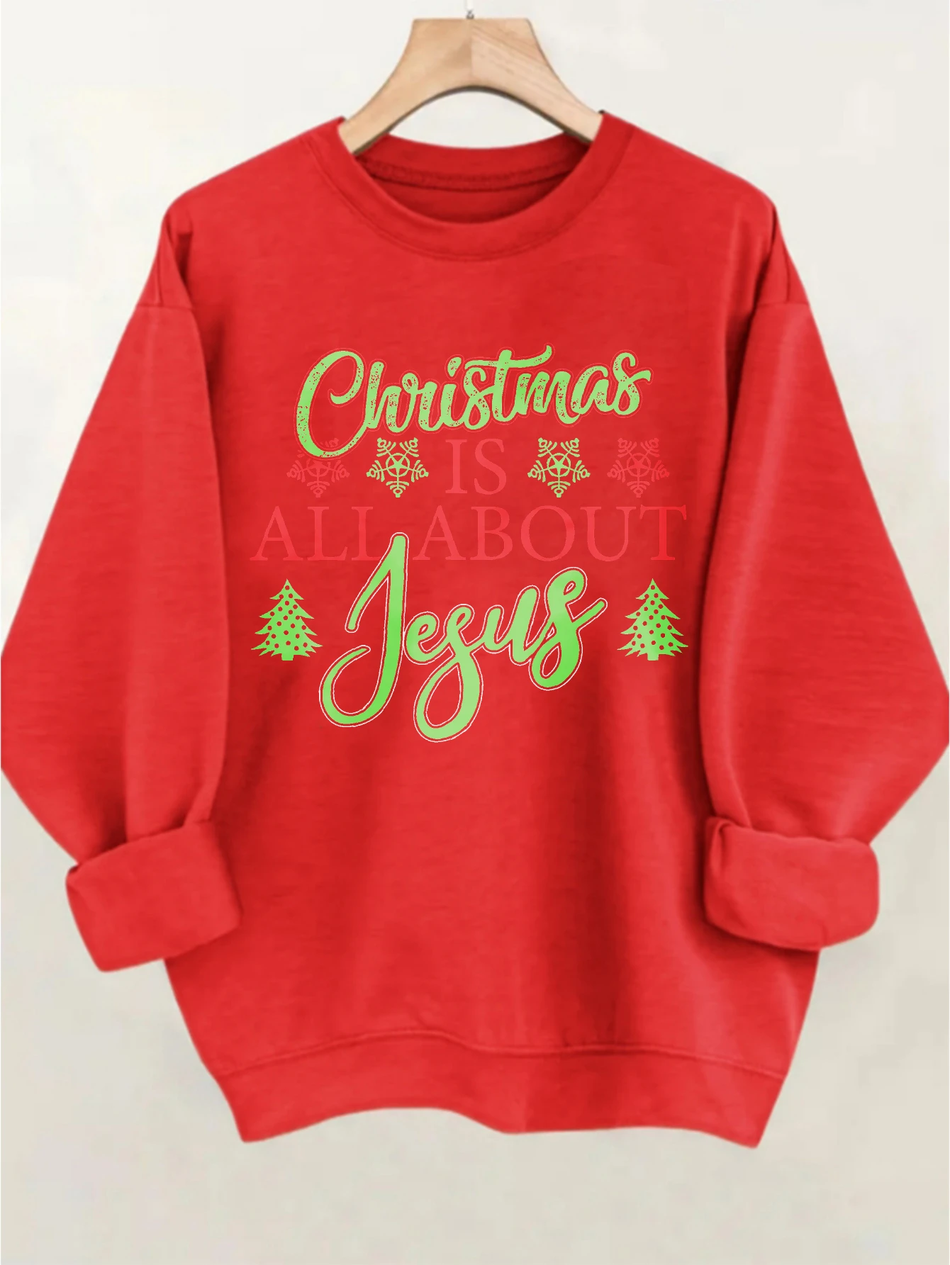 

Рождество — это все о Иисусе. Стильный красный, зеленый пуловер с круглым вырезом. Модный свободный крой из хлопчатобумажной ткани для мужчин и женщин. Это зима.