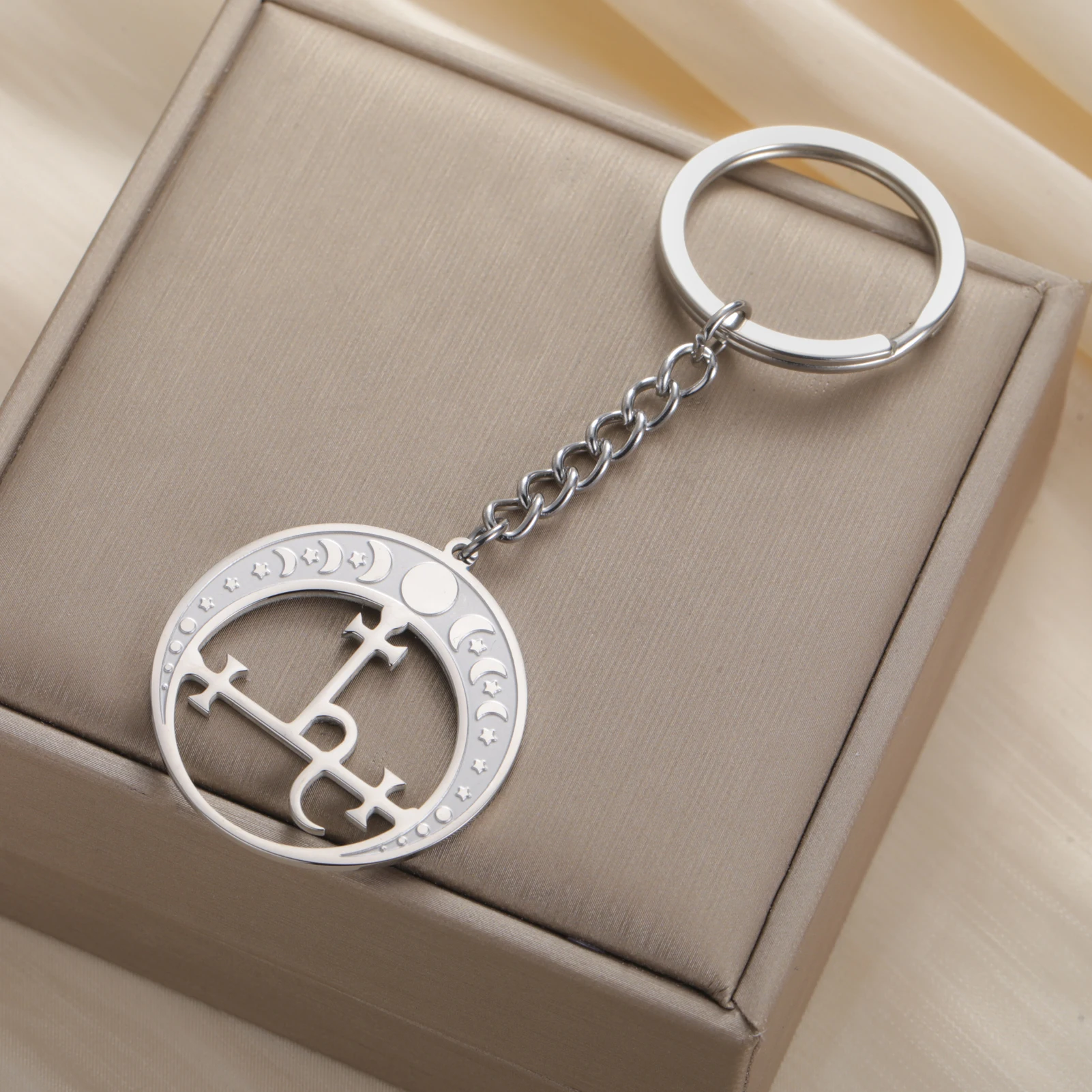 Vassago Sigil of Lilith Keychain Triple Moon Goddess Pendant Key Ring Pagan Wiccan Magic Egyptian Amulet Jewelry for Women Men