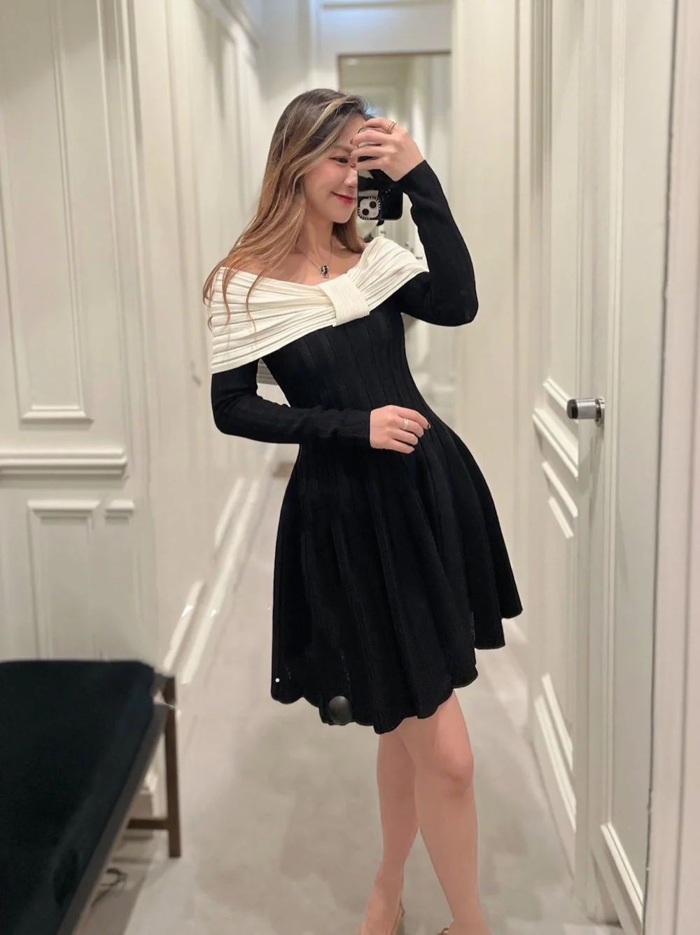 High-End Parisian Luxury B1M One-Shoulder Knitted Dress Romantic Waist-Cinching Long Sleeve Ladies Fashion Spring Collection