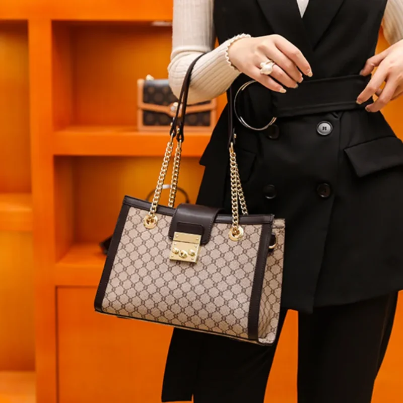 New leather Luxury women's bag high quality printed chain commuter handbag