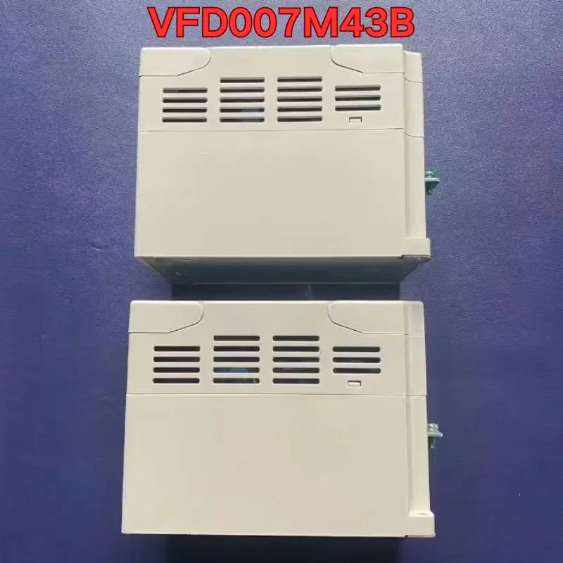 

Проверка работы б/у инвертора VFD007M43B показывает нормальную работу. Последние цены на 2026 год.
