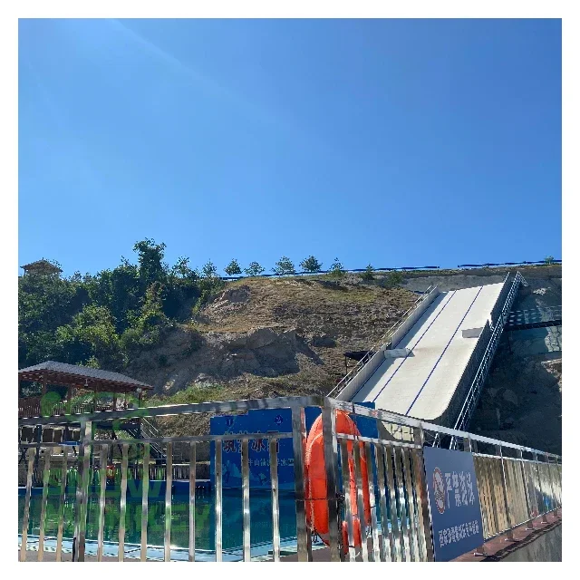 Jazda na nartach nie jest ograniczona sezonami i przestrzeniami SNOW MONKEY tor do jazdy na nartach na sucho