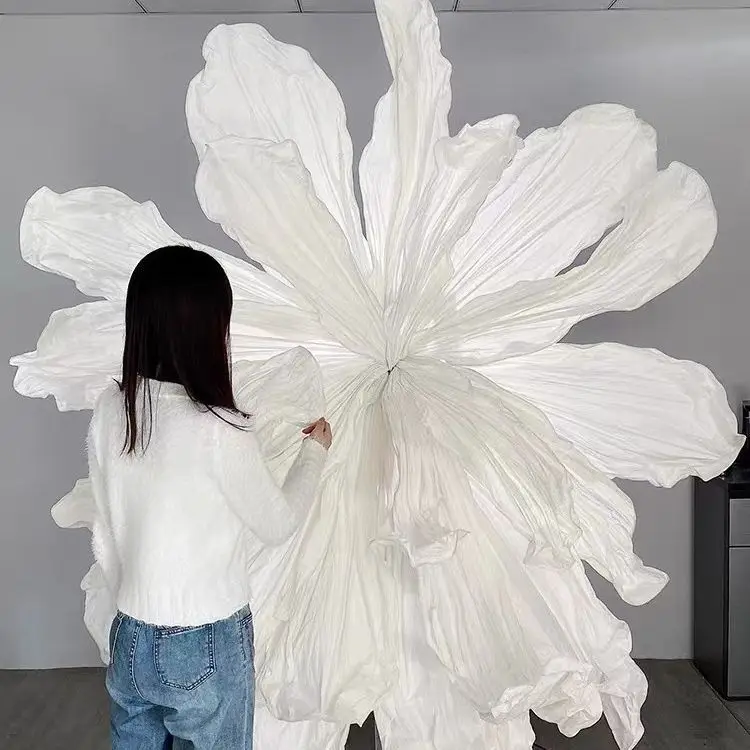 paper flowers, oversized folds, shapes, paper flowers, giant mesoplastic flowers, wedding stage, photography decoration