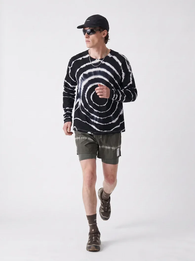 Herren Langarm-T-Shirt aus Merinowolle in Schwarz-Weiß mit Batikmuster – Weich & Dehnbar für Outdoor-Aktivitäten wie Wandern & Laufen – Detail 7