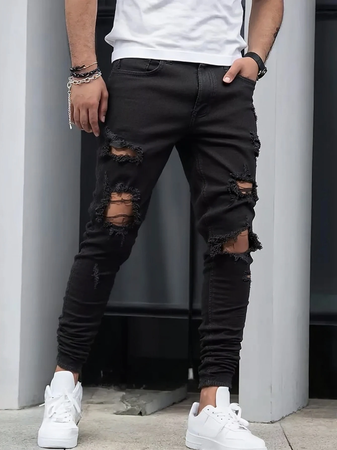 Jeans skinny pretos masculinos com rabos grandes, com um design desgastado exclusivo que cabe na forma do corpo perfeitamente, tornando-o fácil