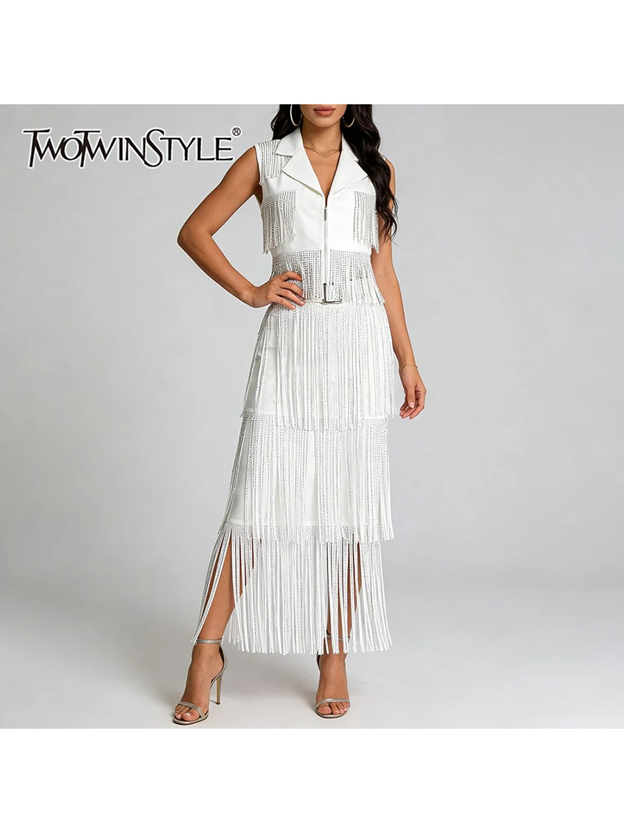 

Модный комплект TWOTWINSTYLE из двух предметов: топ без рукавов с отложным воротником и юбка с высокой талией и пэчворком, с бахромой, для женщин