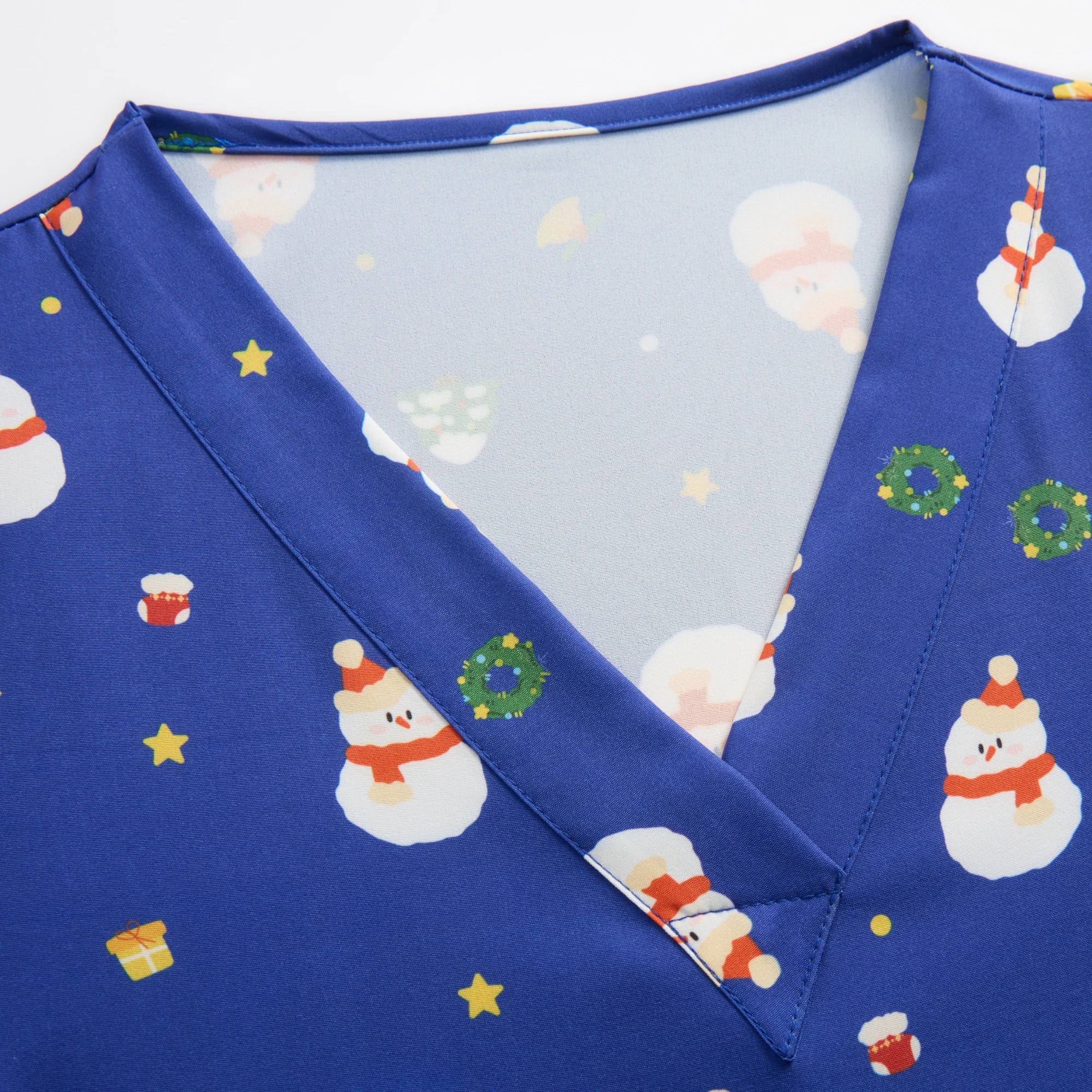 【クリスマス】女性用スクラブトップ ブルー スノーマンプリント 医療外科用漫画ユニフォーム ナース用ペット病院臨床用作業服