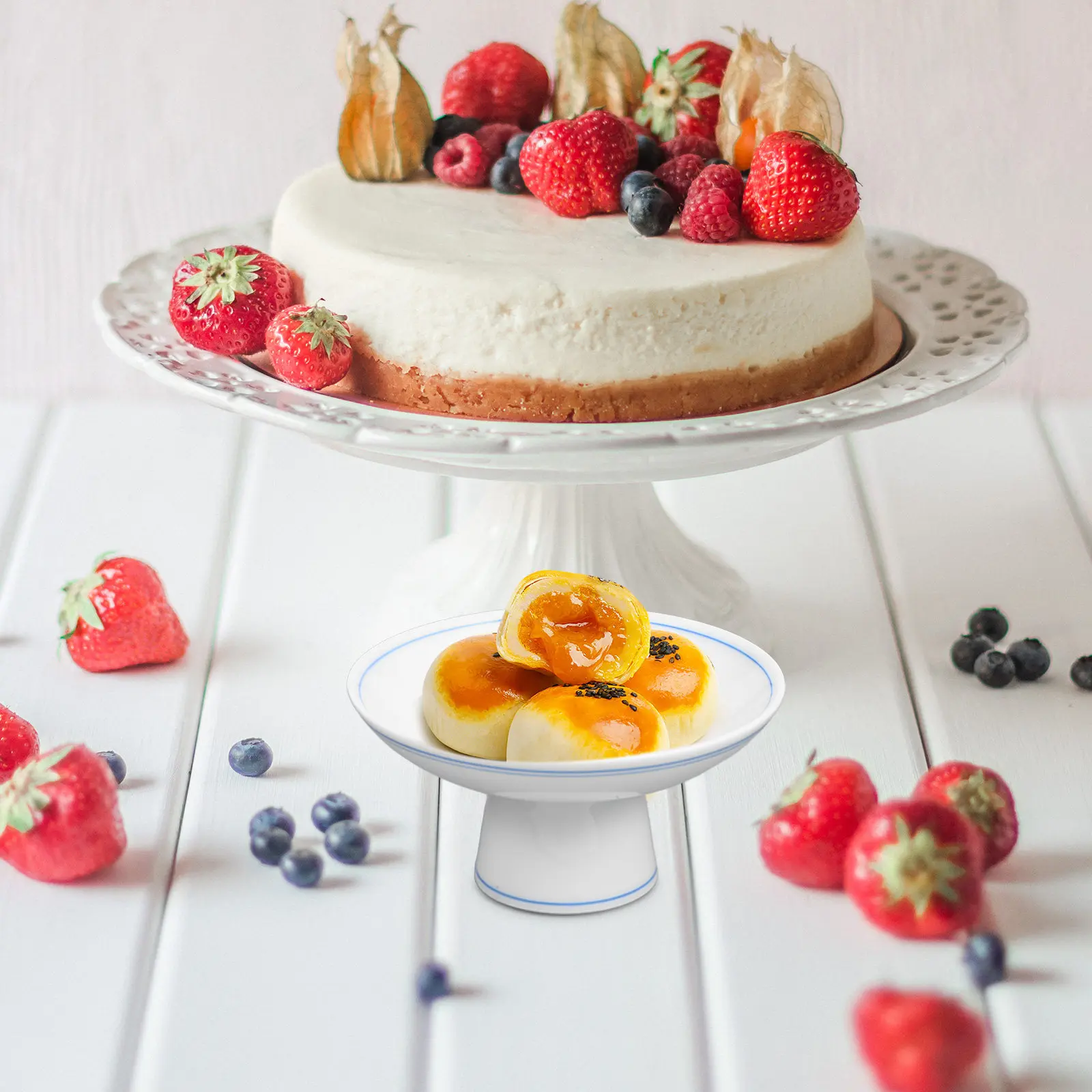 

Footed Ceramic Fruit Plate Stylish Tall Tray with Ventilation for Fresh Fruit Storage Home Restaurant Bar Decorative