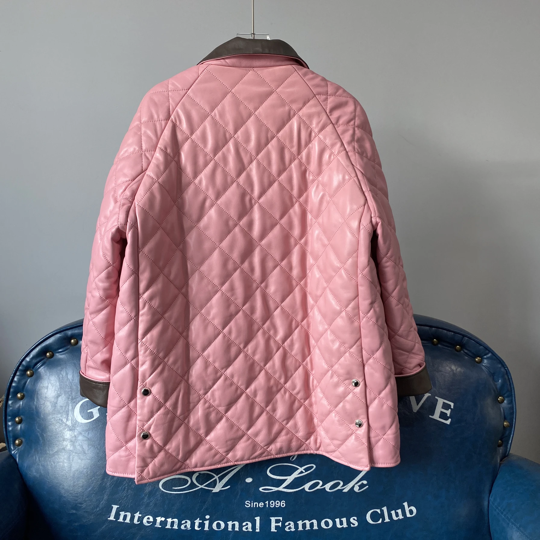 Manteau long en cuir ample pour femme, nouveau modèle d'hiver 2024, motif diamant, en cuir de vachette, style britannique, pour les trajets quotidiens, coupe-vent