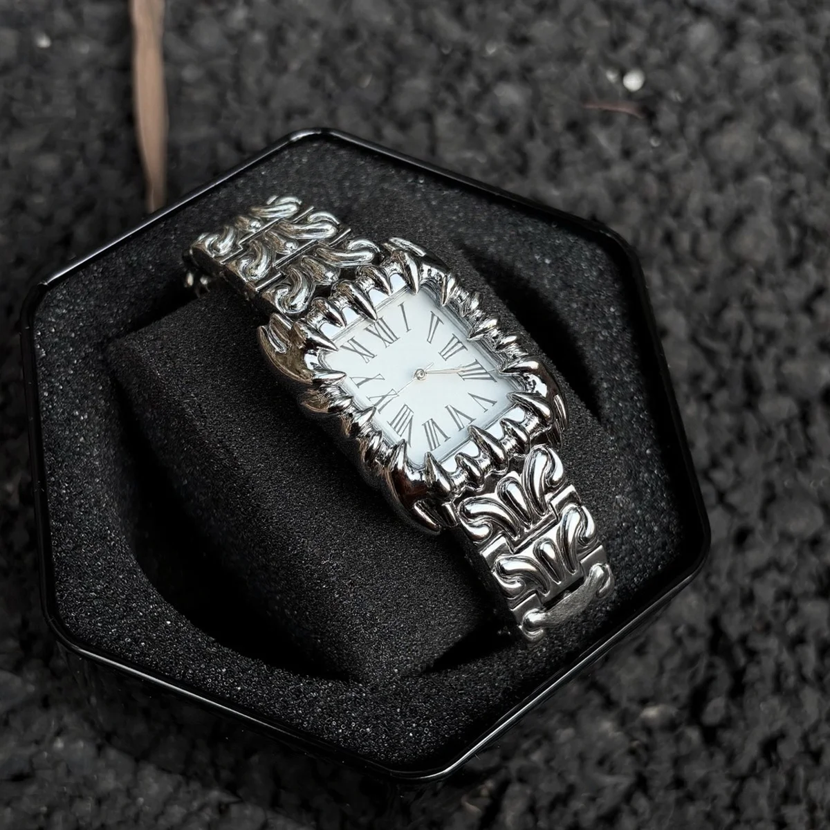 Relojes de Cuarzo con Diseño Retro Único Cuadrado Y2K, Diseño de Garra de Demonio Roja, Relojes Creativos para Hombre de Alabaster IndustriesDevil