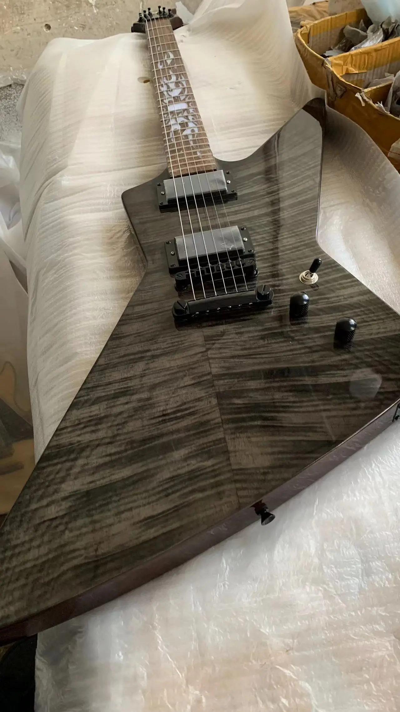 Factory DIRECT sales of high QUALITY 6 string ELECTRIC guitar, GOOSE body, FLAME MAPLE VENEer, black hardware, support custom, f