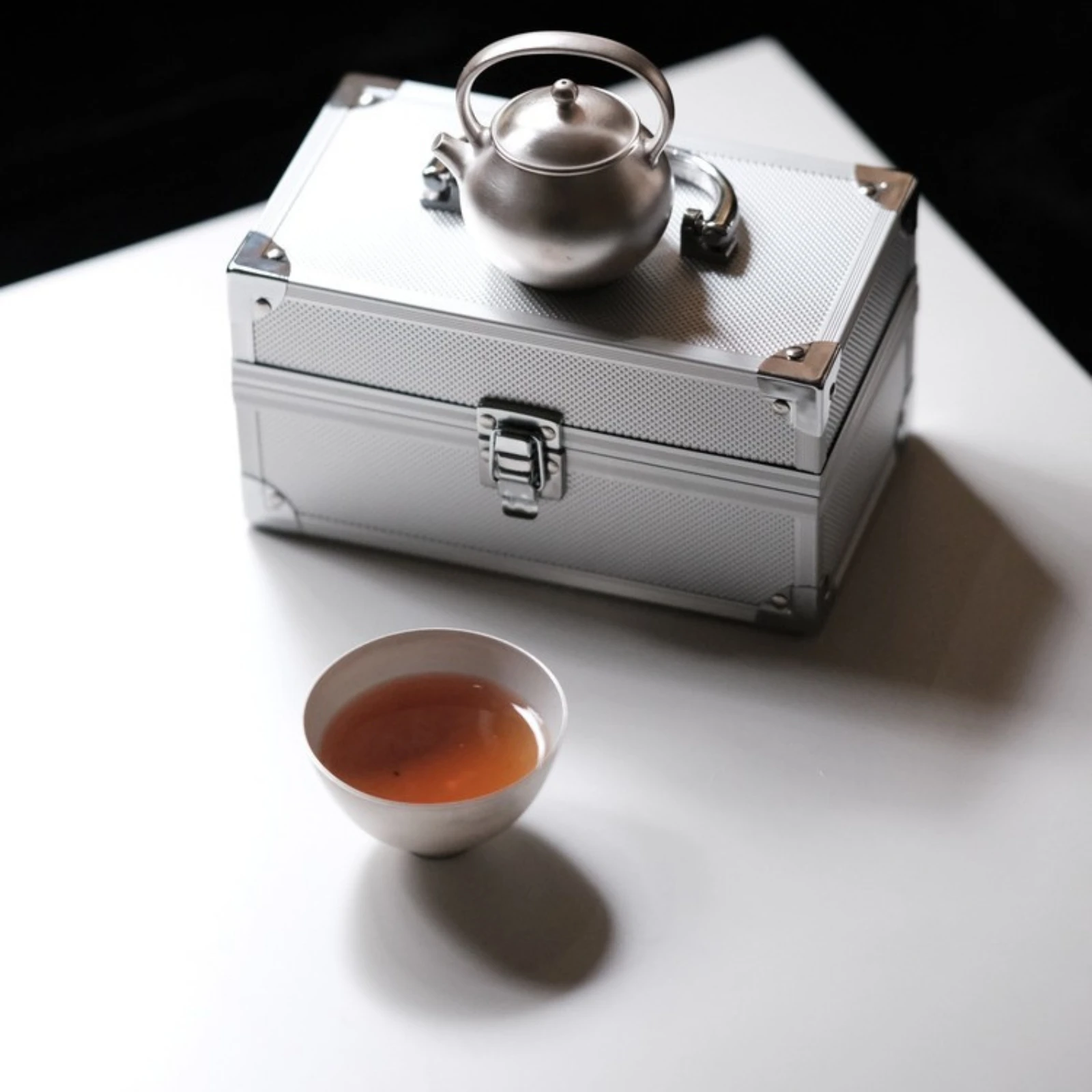 Aluminum Alloy Tea Carrying Case Hard Shell Tea Storage Box with Protective Foam Interior for Travel Picnic Office Use