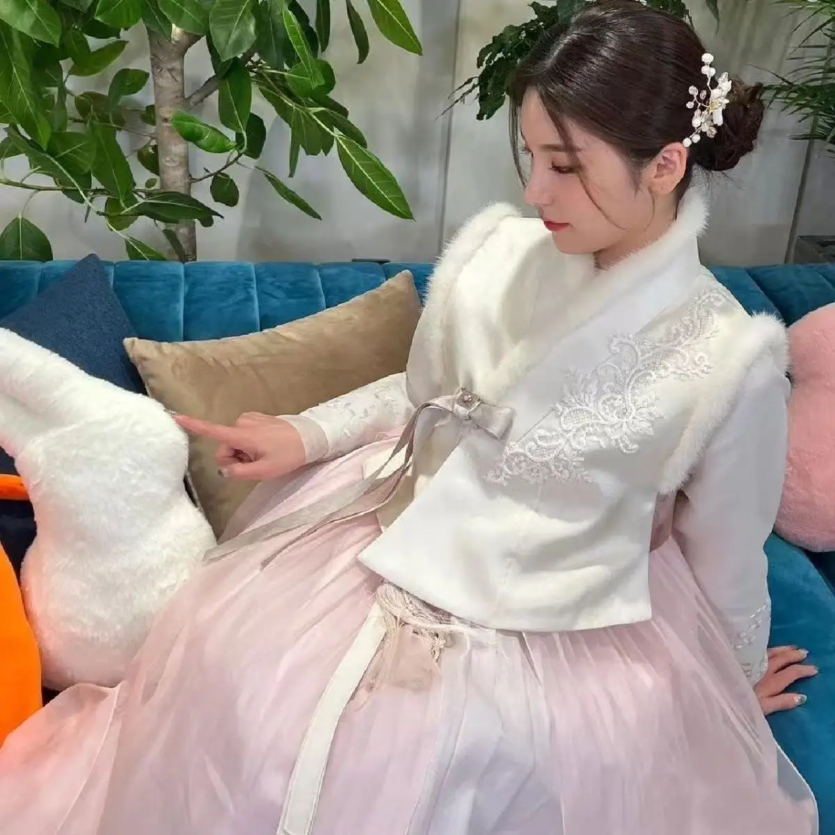 

Vintage Winter Hanbok Vest Winter Thicken Plush Collar Sleeveless Coat High-end Yanji Travel Photography New Year Vest Look Slim