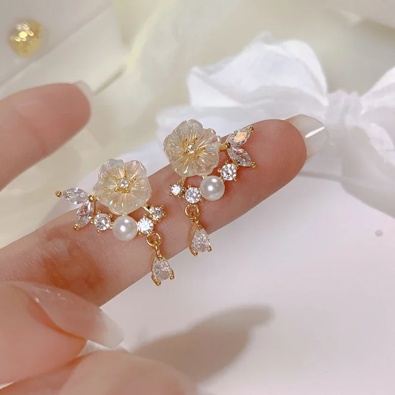 Korean Style Moon Lingth Pearl Flower Earrings Simple Temperament Zircon Flower Clip on Earrings Earrings Without Piercing Ears