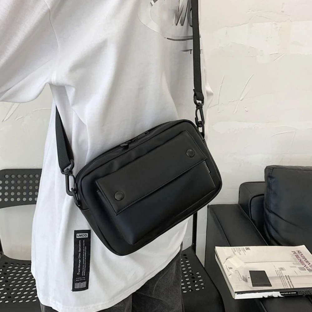 حقيبة رسائل مربعة على الطراز الكوري كاجوال ذات سعة كبيرة من البولي يوريثان حقيبة كروس بلون سادة حقيبة كتف رياضية