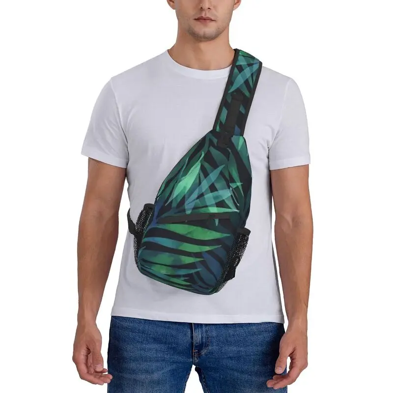 Casual Dark Groene Bladeren Patroon Crossbody Sling Rugzak Mannen Tropische Planten Schouder Borst Zakken Voor Wandelen