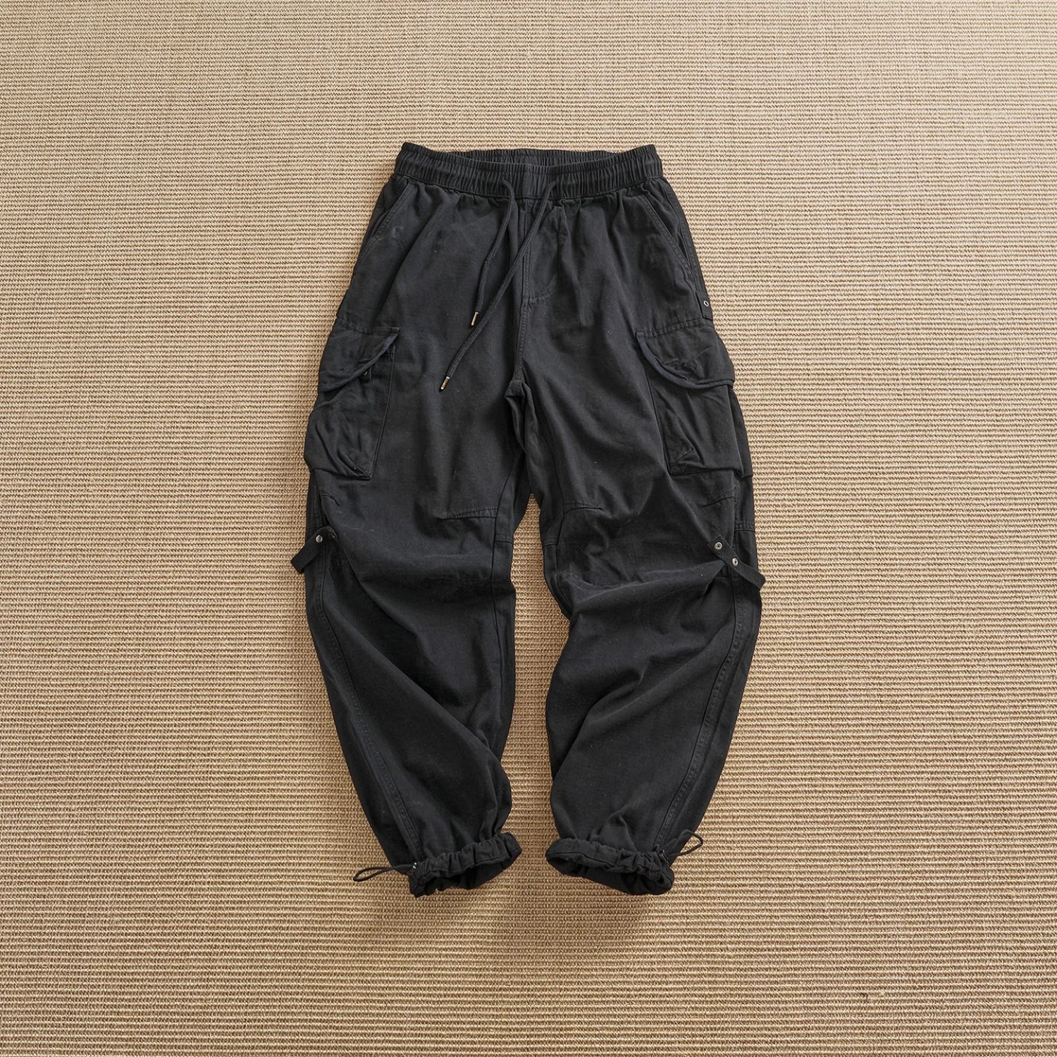 100% cotton outdoor cargo trousers for men, retro distressed three-dimensional large pockets and leg-tie wide-leg trousers