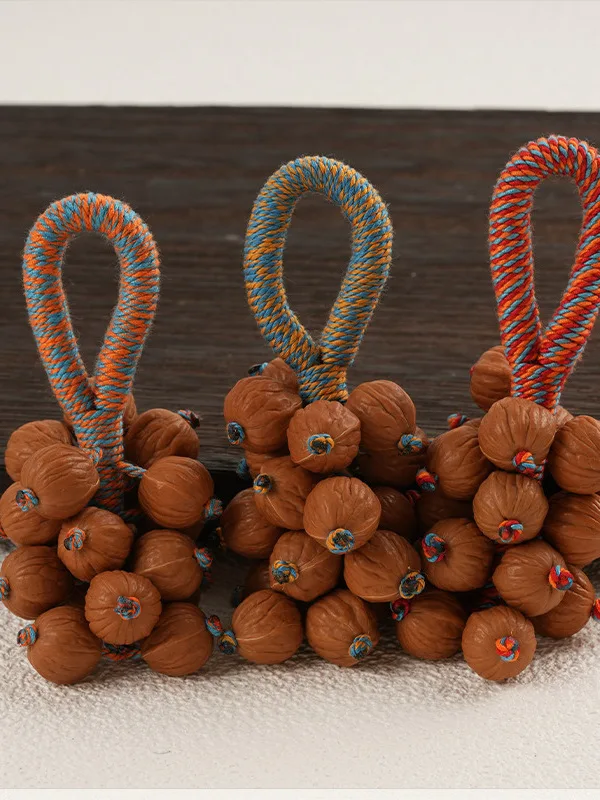 Colgante de llavero de lujo de piel de tiburón con cuentas redondas de nogal talladas a mano con diseño de racimo de uva y cabeza de mono, adorno decorativo festivo