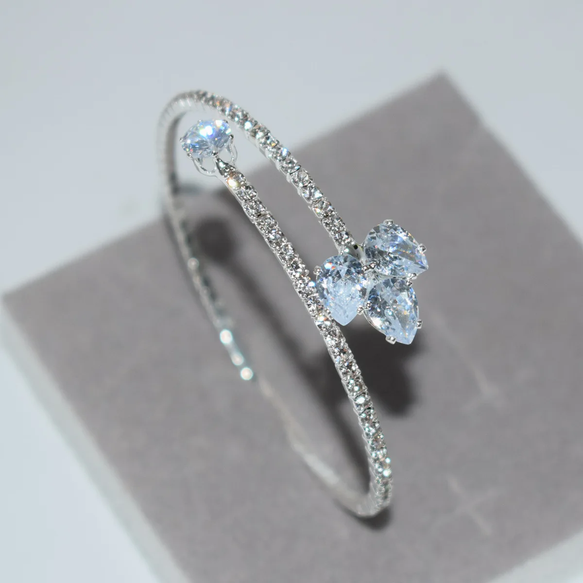 

New Unique Design Simple Inlay Zircon Claw Open Mouth Bangle for Women Rhinestone Daily Accessory Paty Jewerly Birthday GIifts
