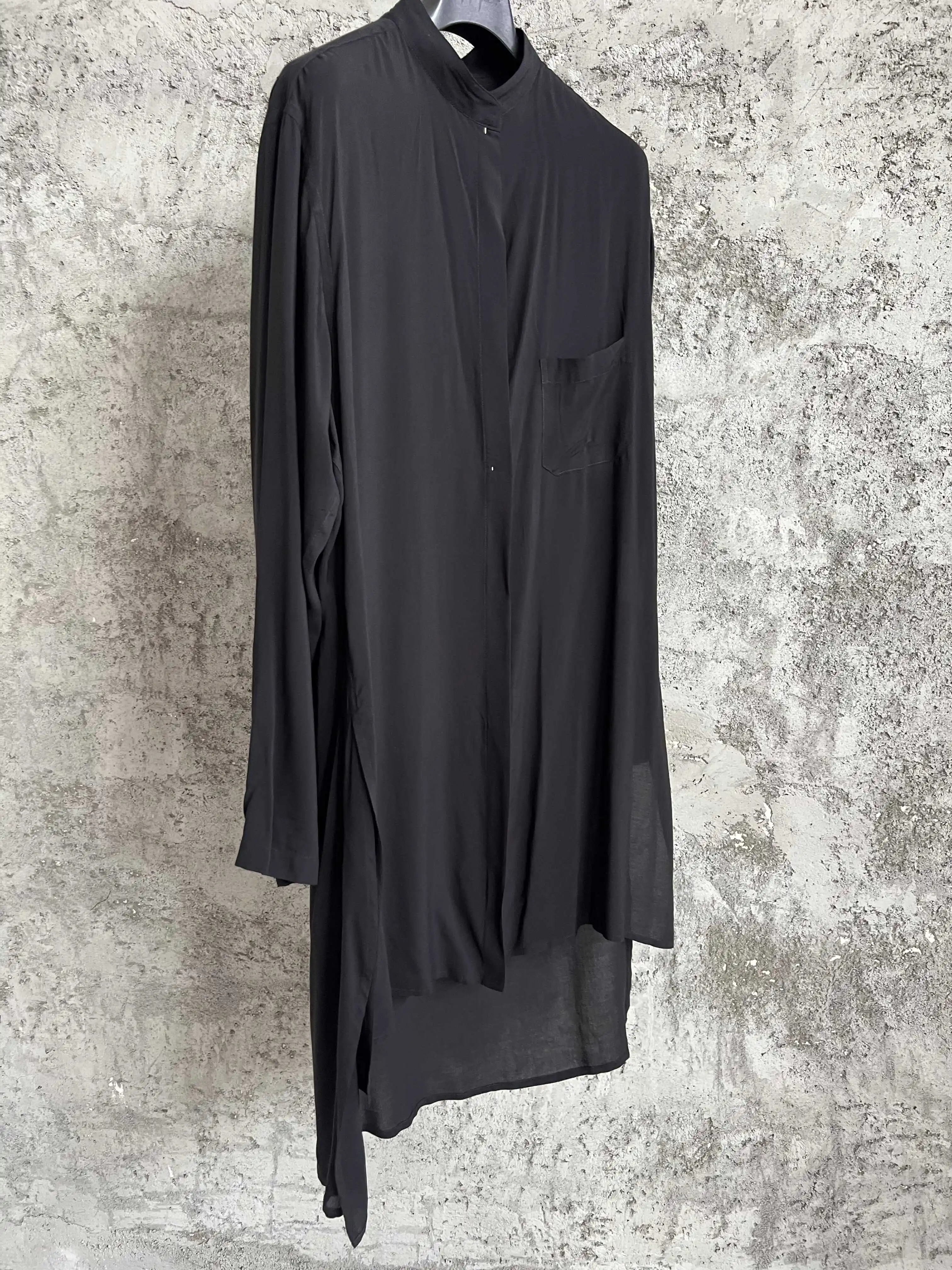 Designed single-breasted mid-length shirt in black with side slits at the back