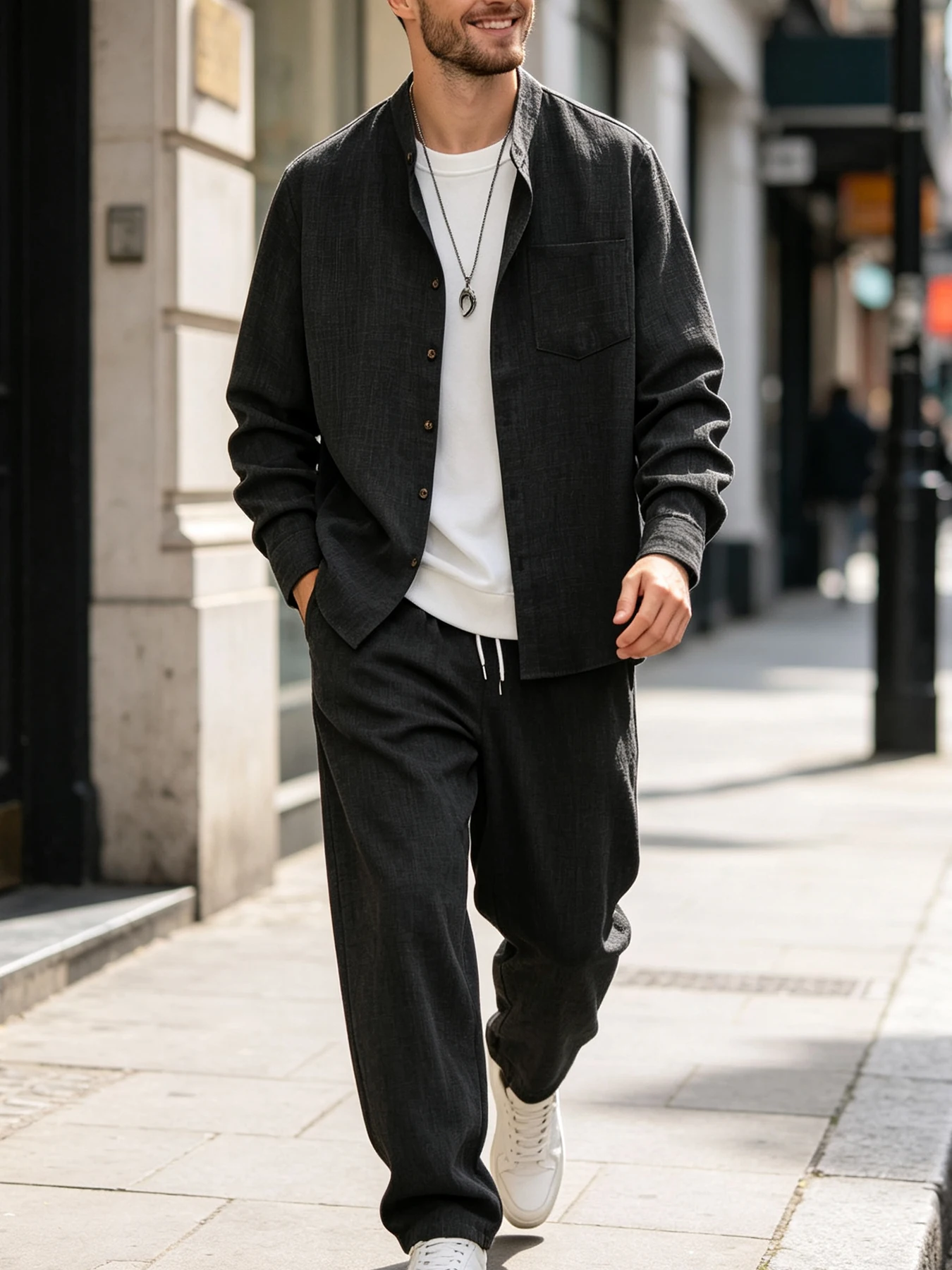 Conjunto de ropa informal para hombre, ideal para primavera y otoño: camisa de color gris oscuro con textura y cuello alto, pantalones de corte recto con cordón ajustable y cintura elástica, conjunto de dos piezas de estilo ligero y elegante.